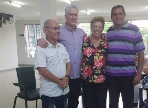 En la foto, María del Carmen Hernández Carúz, Díaz-Canel y dos amigos de ambos en la UCLV