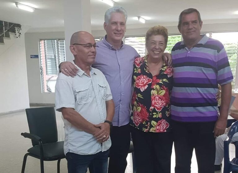 En la foto, María del Carmen Hernández Carúz, Díaz-Canel y dos amigos de ambos en la UCLV