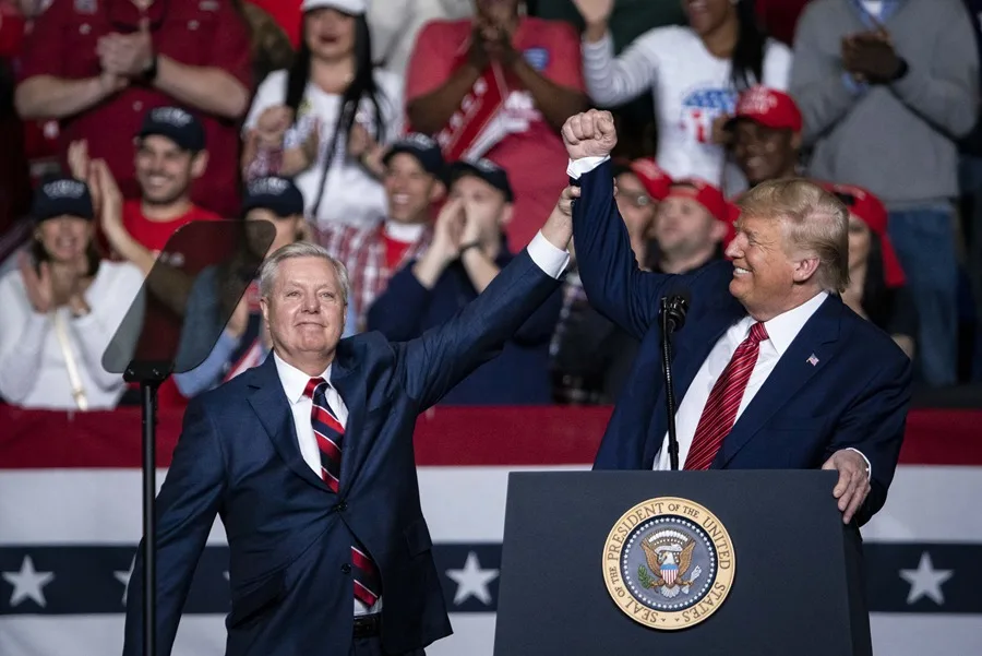 Muere el senador de EE.UU. Lindsey Graham, aliado de Trump, tras una repentina enfermedad 5 En la foto, El presidente de EE.UU.,Donald Trump (d) y el senador republicano Lindsey Graham (i), en un mitin en Carolina del Sur