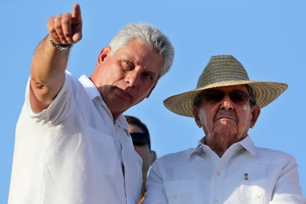 En la foto, Díaz-Canel y Raúl Castro
