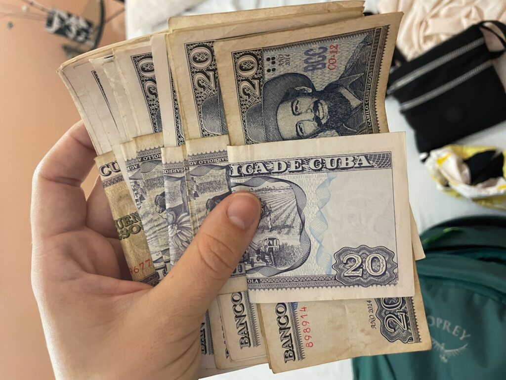 El dinero que no existe: el último eslabón de la miseria cubana 2 En la foto, dinero cubano