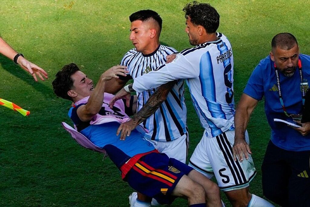La FIFA investigará el comportamiento de Argentina en la final del Mundial, 2 En la foto, Leandro Paredes manda a Gavi al piso