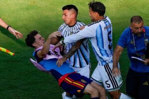 En la foto, Leandro Paredes manda a Gavi al piso
