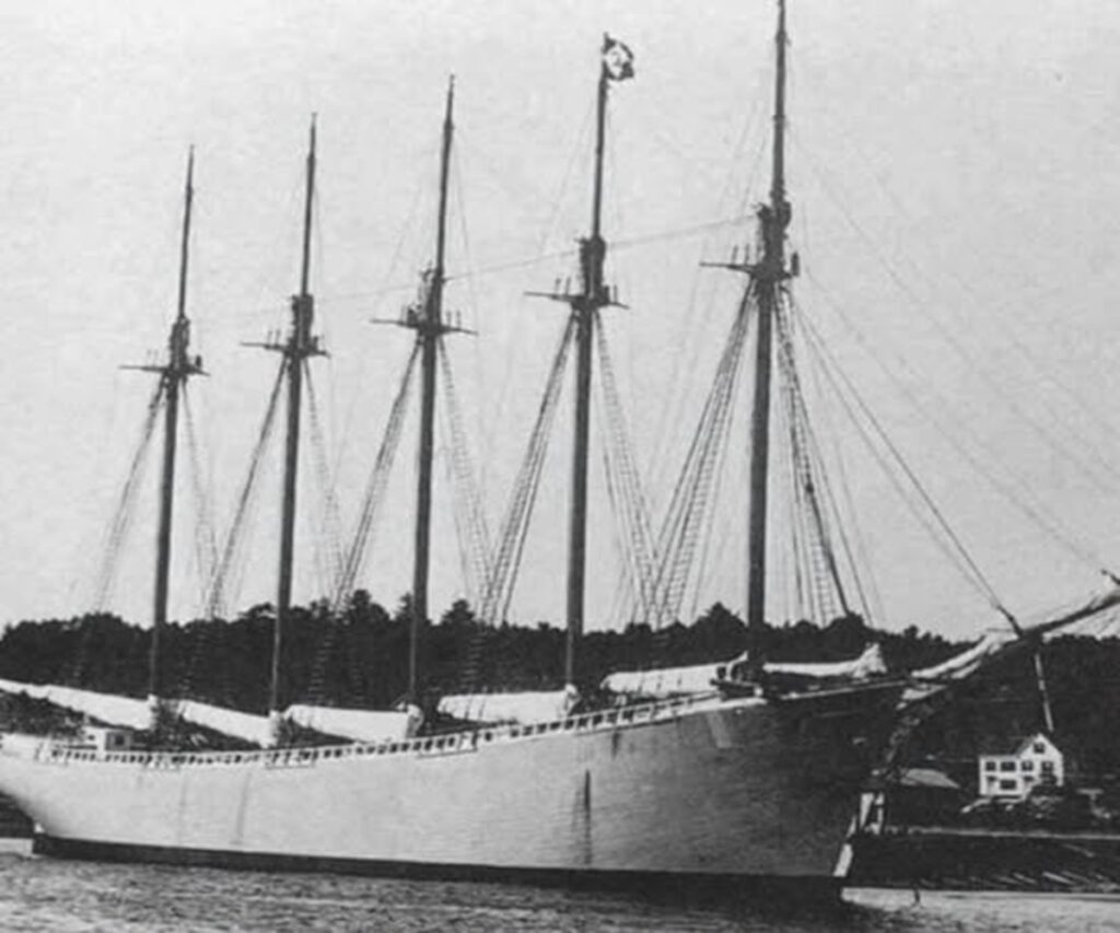 En la foto, el Carroll A. Deering