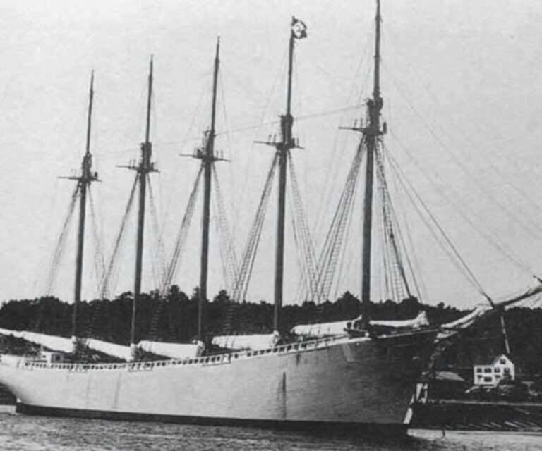 En la foto, el Carroll A. Deering