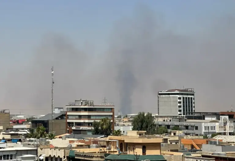 En la foto, Columnas de humo negro marcan el lugar donde se produjeron explosiones cerca de una base militar que alberga a tropas estadounidenses en la ciudad de Irbil, en el norte de Irak