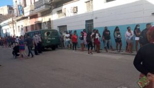 En la foto, una cola para pollo en Cuba