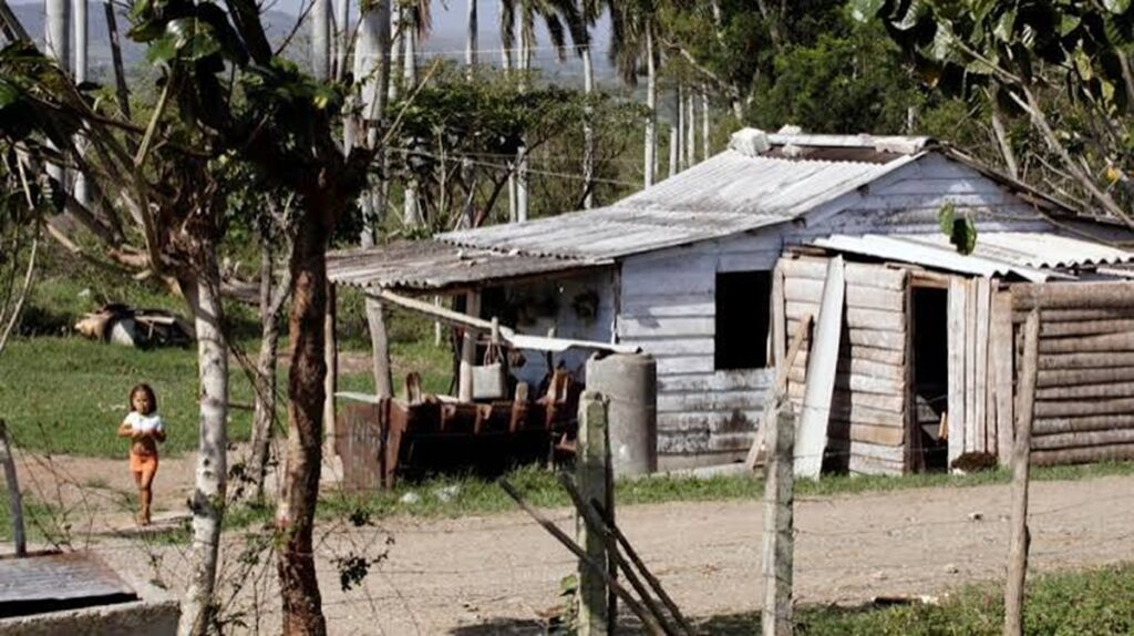 Trabajar más duro y creer más: el sacrificio inútil 2 En la foto, pobreza en los campos de Cuba