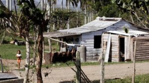 En la foto, pobreza en los campos de Cuba