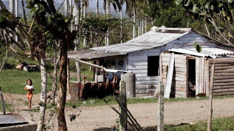 En la foto, pobreza en los campos de Cuba