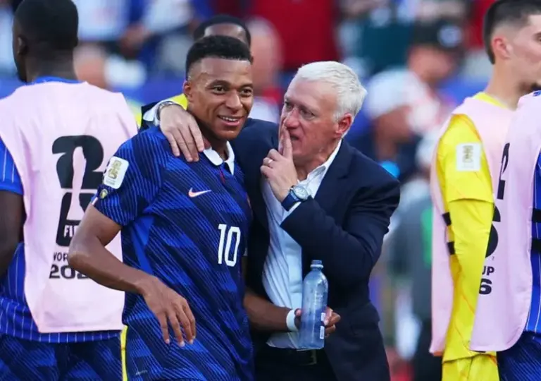 En la foto, Mbappé y Deschamps