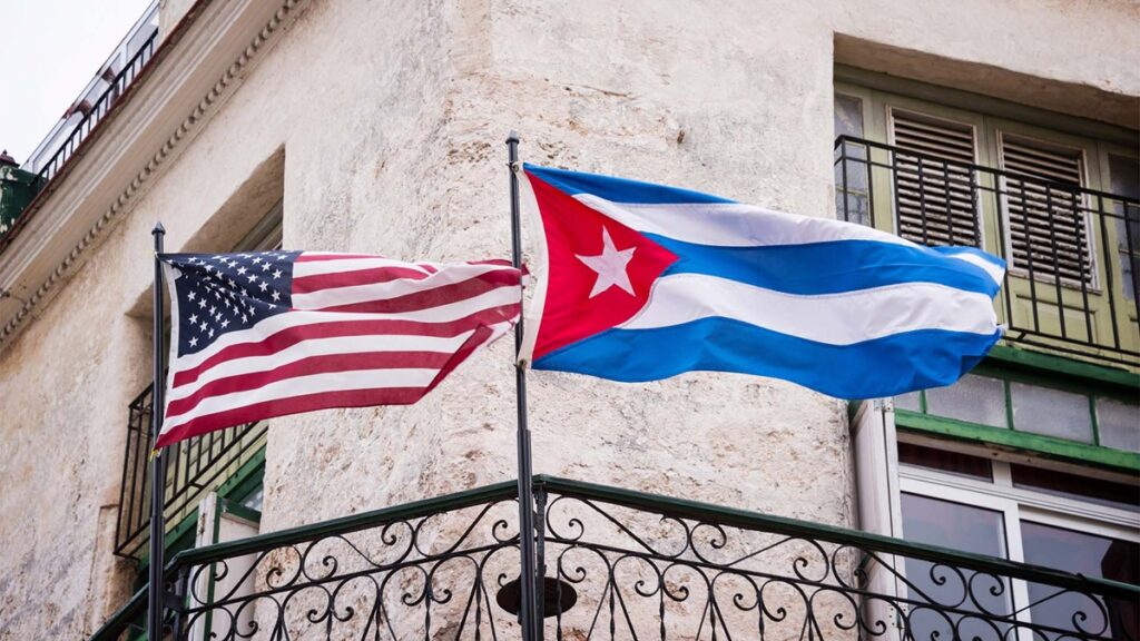En la foto, las banderas de EEUU y Cuba
