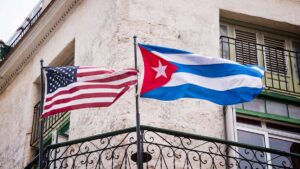 En la foto, las banderas de EEUU y Cuba