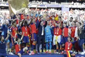 En la foto, el seleccionador de España Luis de la Fuente celebra con el trofeo del Mundial de la FIFA 2026