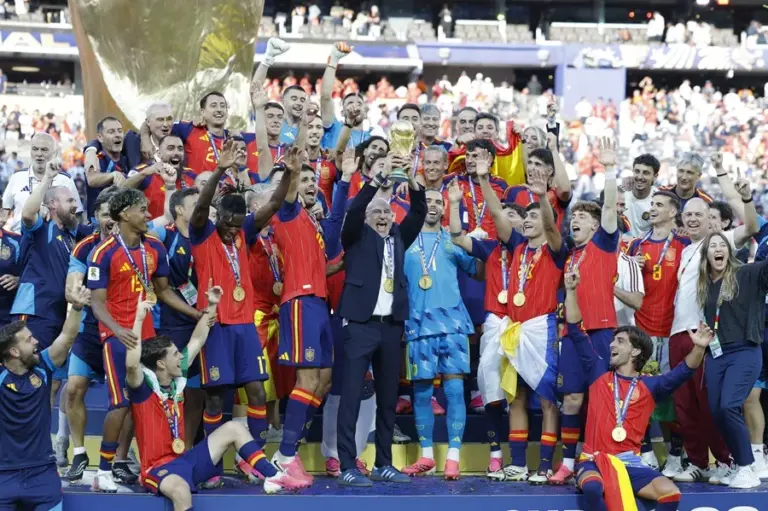 España vuelve a hacer historia: campeona del Mundial 2026 1 En la foto, el seleccionador de España Luis de la Fuente celebra con el trofeo del Mundial de la FIFA 2026