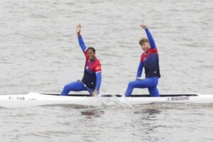En la foto, canoístas cubanos en Canadá