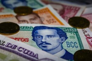 En la foto, papel moneda cubano