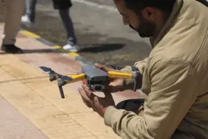 En la foto, Una persona sostiene un dron