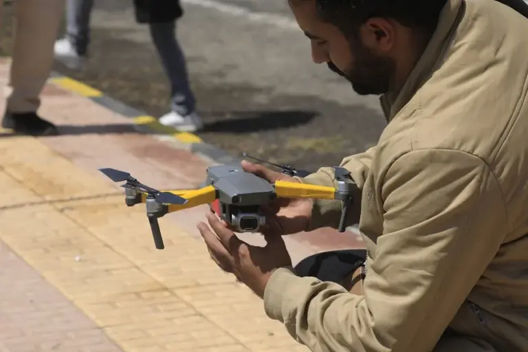 Arabia Saudí destruye drones lanzados por milicias iraquíes contra instalaciones petroleras 3 En la foto, Una persona sostiene un dron