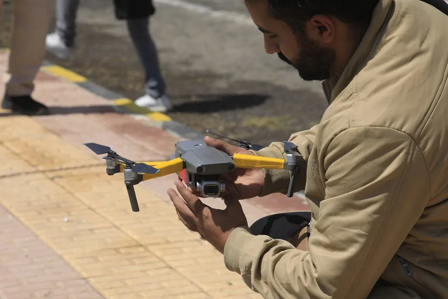 En la foto, Una persona sostiene un dron