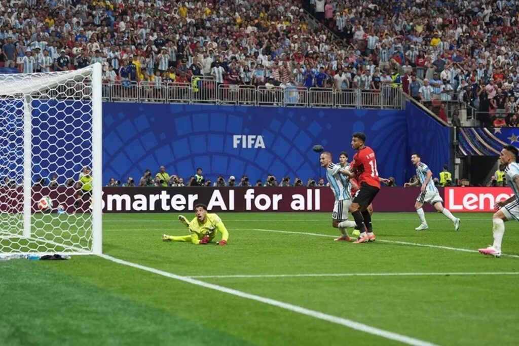 Messi marca, el VAR ayuda y Argentina remonta y está en cuartos del Mundial