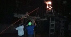 En la foto, trabajadores eléctricos quitan la electricidad en Cuba