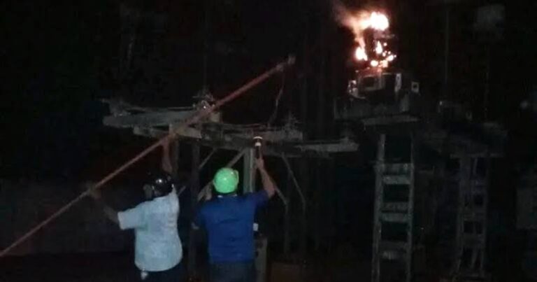 En la foto, trabajadores eléctricos quitan la electricidad en Cuba