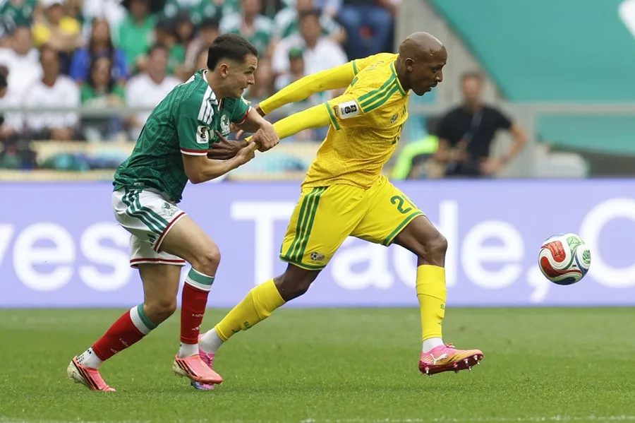 Muere a los 25 años el futbolista sudafricano Jayden Adams después de jugar el Mundial 1 En la foto, Jayden Adams (d) de Sudáfrica durante un partido del Mundial 2026