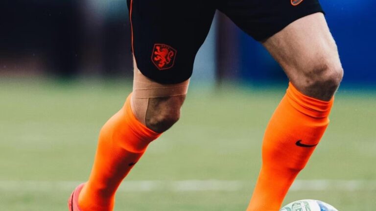 De Jong, baja varias semanas con el Barcelona por lesión en la rodilla derecha 1 En la foto, Frenkie de Dong jugó el Mundial con la rodilla protegida