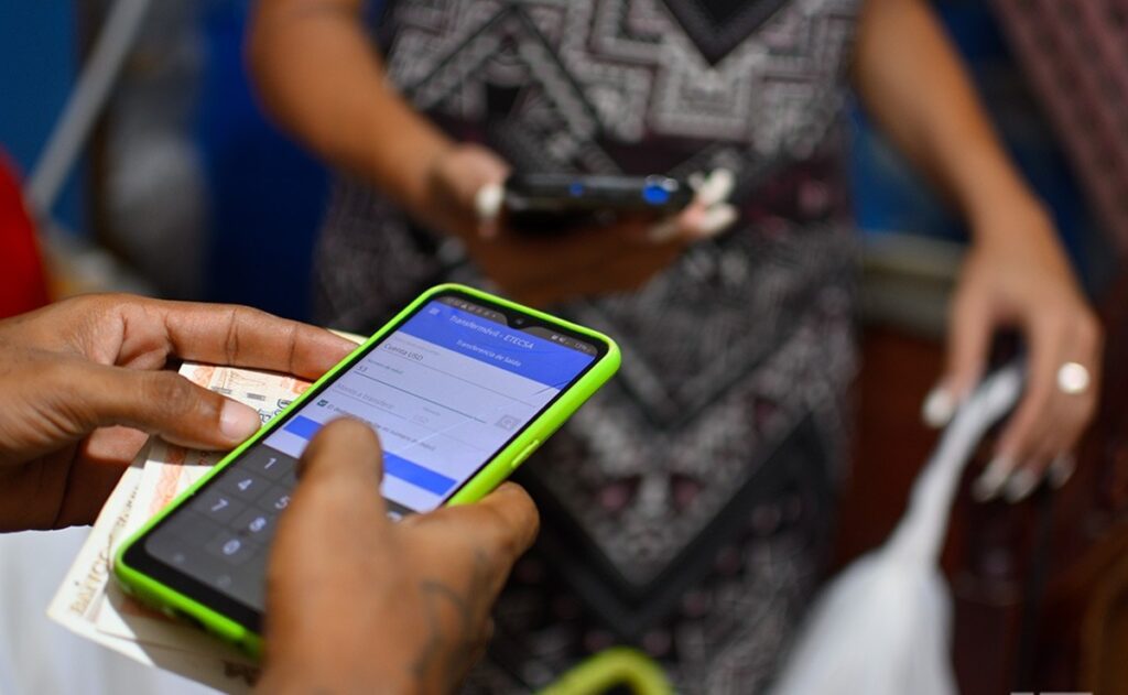 El dilema digital cubano: bonificaciones por pagos electrónicos en un país sin electricidad