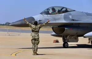 En la foto, un avión de combate supersónico monomotor F-16 Falcon de la Fuerza Aérea de los Estados Unidos de América en la base aérea de Yelahanka, en Bangalore (India)