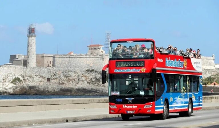 EE.UU. sanciona al Ministerio de Turismo de Cuba y a nueve entidades estatales 1 En la foto, imagen de archivo de turistas que pasean en un bus turístico por el Malecón de La Habana