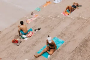 En la foto, Personas se refrescan en una piscina ante la ola de calor en Nueva York
