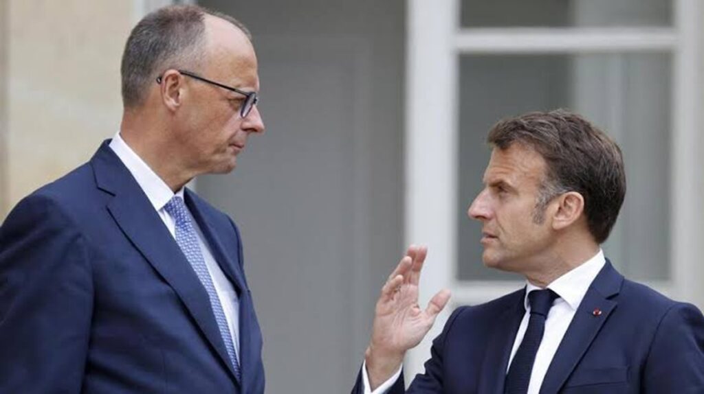 En la foto, el presidente francés y el canciller alemán, dos representantes de la Europa que mira al otro lado