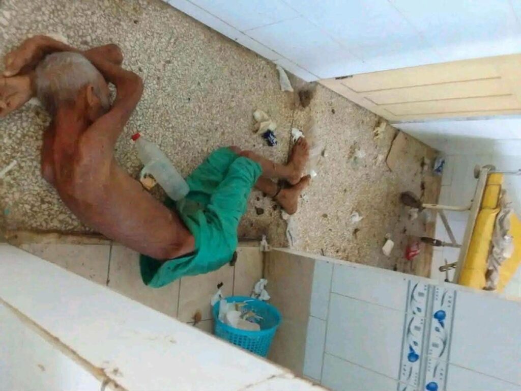 En la foto, un anciano tirado en el piso en el hospital Lenin, de Holguín