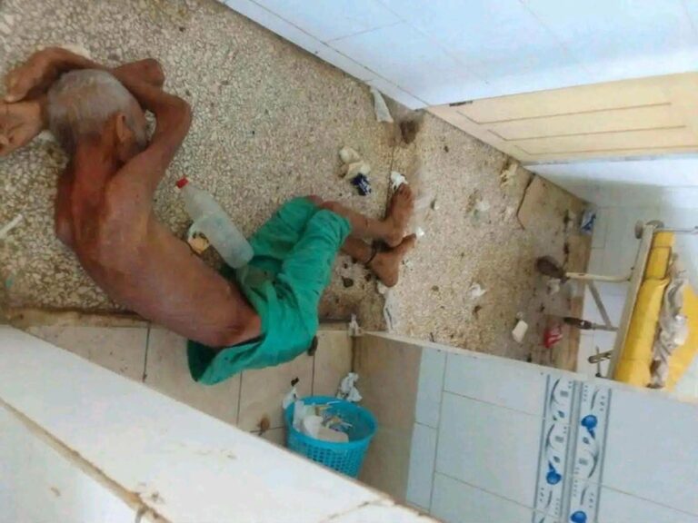 En la foto, un anciano tirado en el piso en el hospital Lenin, de Holguín