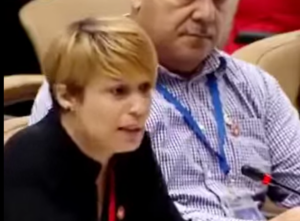 En la foto, la diputada que habla de hospitales sin elctricidad en Cuba
