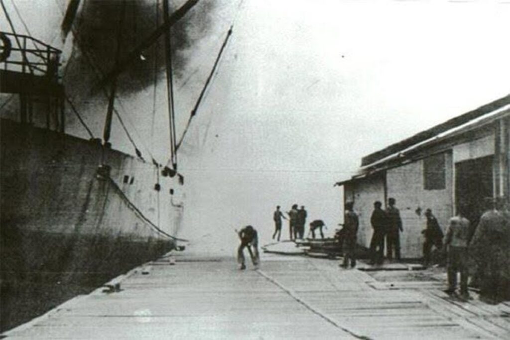 En la foto, el buque francés SS Grandcamp poco antes de explotar