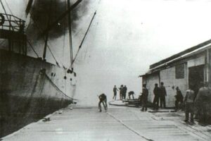 En la foto, el buque francés SS Grandcamp poco antes de explotar