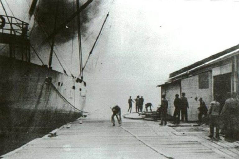 En la foto, el buque francés SS Grandcamp poco antes de explotar