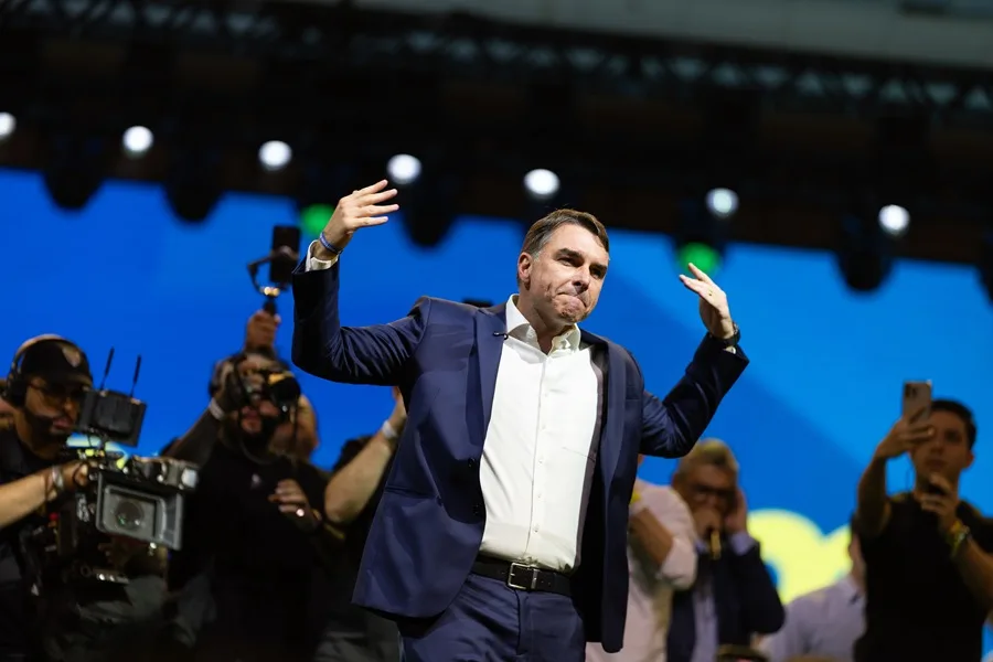 En la foto, El senador de Brasil Flávio Bolsonaro reacciona en la convención nacional del Partido Liberal de Brasil (PL) este sábado, en São Paulo (Brasil)