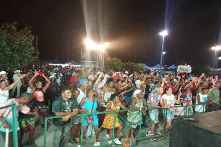 ¡Cojones, reacciona! 1 En la foto, cubanos de fiesta en medio de la crisis terminal que vive el país