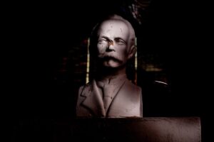 En la foto, un busto de Martí dañado, en la oscuridad