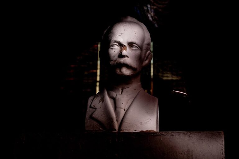 En la foto, un busto de Martí dañado, en la oscuridad