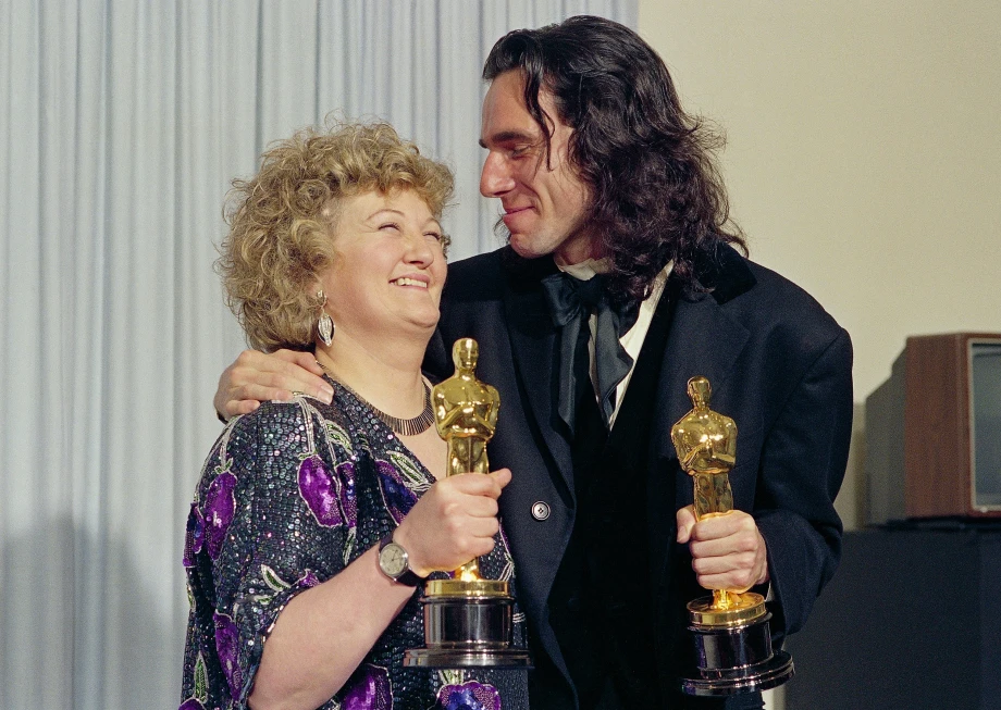 En la foto, La actriz Brenda Fricker, ganadora del Óscar a la mejor actriz de reparto, y Daniel Day-Lewis, ganador del Óscar al mejor actor, protagonizaron la 62.ª entrega anual de los Premios Óscar en Los Ángeles, el 26 de marzo de 1990.
