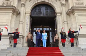En la foto, el presidente interino, José María Balcázar (i), junto a la presidenta electa, Keiko Fujimori, saludando durante una visita oficial este jueves, en el Palacio de Gobierno en Lima