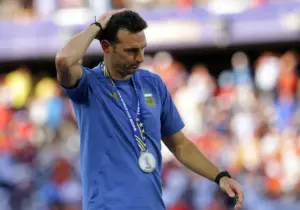 En la foto, El seleccionador de Argentina, Lionel Scaloni, reacciona tras perder la final de la Copa Mundial de la FIFA 2026 contra España, en Nueva Jersey