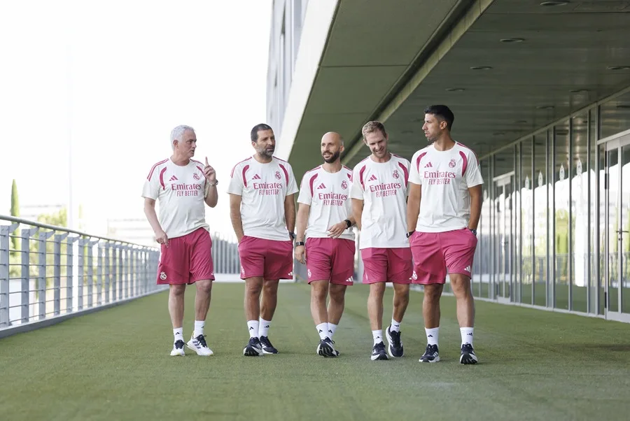 El Real Madrid inicia la era Mourinho 2.0 2 En la foto, José Mourinho (i) con su equipo técnico este viernes en la Ciudad Deportiva del Real Madrid, en Valdebebas