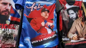 En la foto, una camiseta con la imagen estampada del presidente de Nicaragua, Daniel Ortega, durante la celebración del 47 aniversario de la revolución que derrocó por la vía armada a la dictadura de Anastasio Somoza Debayle, este domingo, en Managua