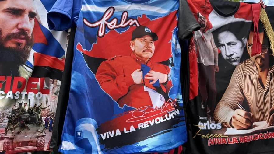 Daniel Ortega sentencia el fin de la alternancia en Nicaragua: «Aquí no volverán a haber elecciones» 4 En la foto, una camiseta con la imagen estampada del presidente de Nicaragua, Daniel Ortega, durante la celebración del 47 aniversario de la revolución que derrocó por la vía armada a la dictadura de Anastasio Somoza Debayle, este domingo, en Managua